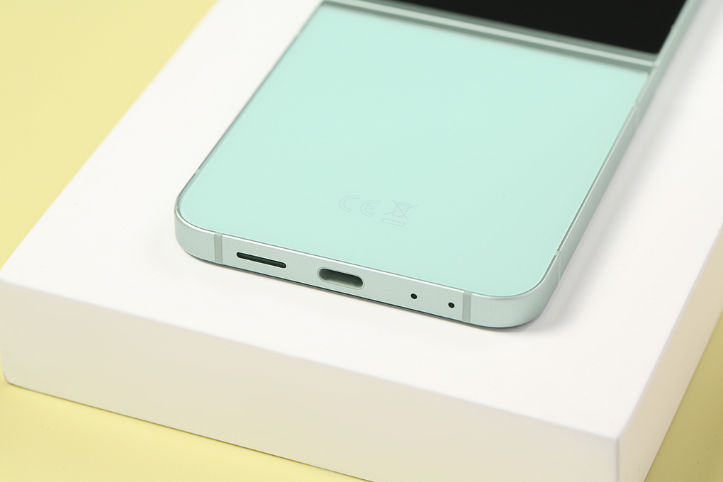 Điện thoại Samsung Galaxy Z Flip6 5G 12GB/256GB Màu Xanh Bạc Hà