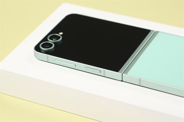 Điện thoại Samsung Galaxy Z Flip6 5G 12GB/512GB Màu Xanh Bạc Hà