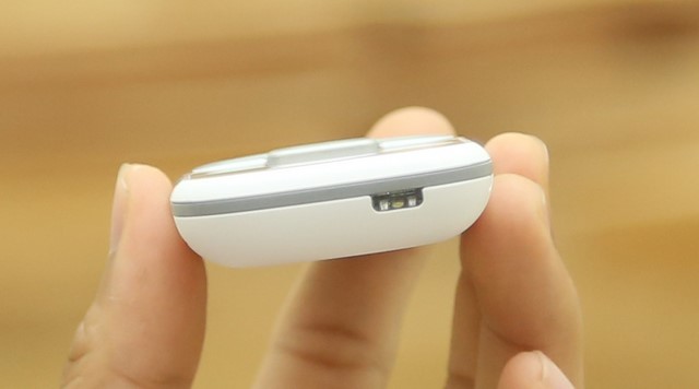 Cạnh trên có đèn pin Cạnh trên có đèn pin