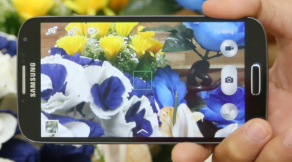 <p>Camera 13 chấm, c&ugrave;ng c&aacute;c t&iacute;nh năng chụp c&ugrave;ng l&uacute;c camera trước v&agrave; sau, k&egrave;m &acirc;m thanh&hellip; gi&uacute;p S4 lưu giữ trọn vẹn khoảnh khắc đ&aacute;ng nhớ của bạn</p>