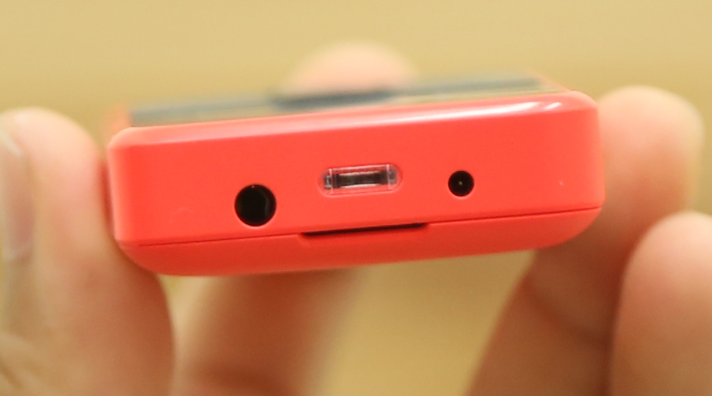 Tích hợp đèn pin sử dụng trong trường hợp khẩn cấp và nghe radio thông qua tai nghe.