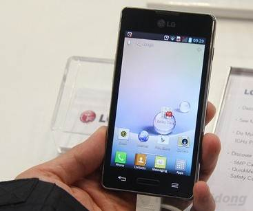 Cảm giác cầm LG Optimus L5 II trên tay khá thoải mái Cảm giác cầm Optimus L5 II trên tay khá thoải mái