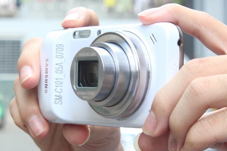 Điện thoại Samsung Galaxy S4 Zoom SM-C101