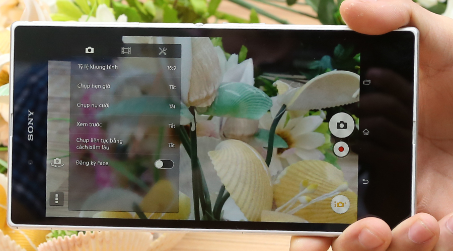 <p>Camera 8 MP d&ugrave;ng cảm biến Exmor RS của Sony c&ugrave;ng nhiều t&iacute;nh năng tuỳ chỉnh hỗ trợ bạn chụp ảnh sắc n&eacute;t, m&agrave;u sắc tươi tắn trong nhiều điều kiện &aacute;nh s&aacute;ng kh&aacute;c nhau. &nbsp;</p>