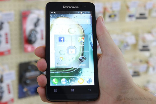 Lenovo P770 có kích thước vừa tay, cầm rất thoải mái