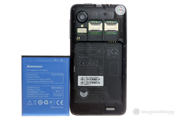 Các khe cắm thẻ nhớ và sim của Lenovo P770 được thiết kế phía trên pin