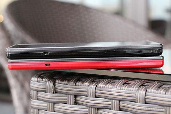 Cạnh phải của LG Optimus GJ Cạnh trái và cạnh phải của LG Optimus GJ