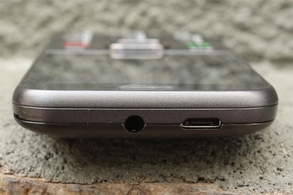 Q-mobile LIM 10 có cổng kết nối microUSB Q-mobile LIM 10 có cổng kết nối microUSB