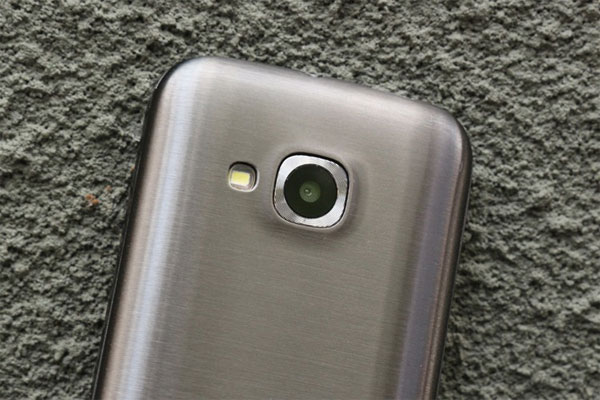 Q-mobile LIM 10 có camera VGA cùng đèn flash LED Q-mobile LIM 10 có camera VGA cùng đèn flash LED