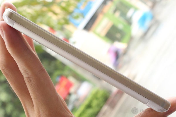 Touch S40 cầm khá chắc tay Touch S40 cho cảm giác cầm khá chắc tay