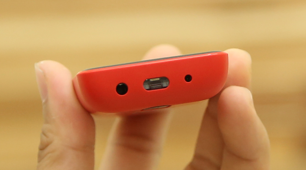 Tích hợp đèn pin tiện dụng, radio được cài sẵn trong máy.