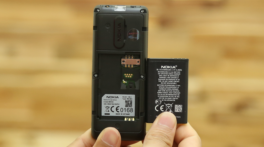 Dung lượng pin 800 mAh cho thời gian chờ lên đến 1 tuần.