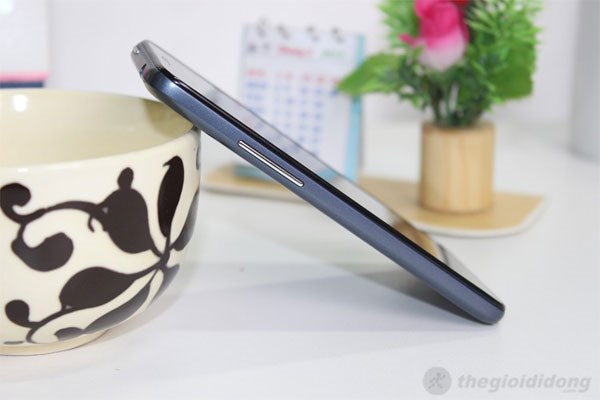 One Touch Idol Mini có thân hình cực mỏng One Touch Idol Mini có thân hình cực mỏng, nhưng khá chắc chắn