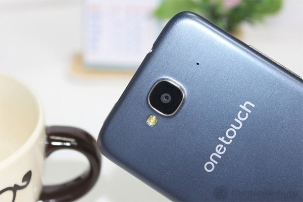 Mặt sau của Alcatel One Touch Idol Mini Mặt sau của Alcatel One Touch Idol Mini là camera 5 MP