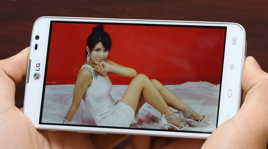 <p>M&agrave;n h&igrave;nh 5.5 inch tấm nền IPS hiển thị sắc n&eacute;t, độ tương phản cao, chống ch&oacute;i hiệu quả gi&uacute;p bạn dễ d&agrave;ng sử dụng ngo&agrave;i trời.</p>