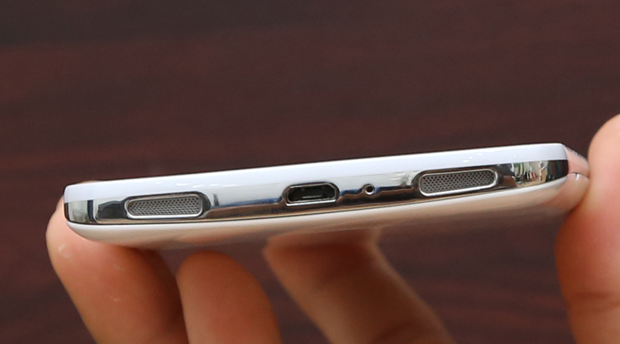 <p>Hệ thống loa k&eacute;p mang đến &acirc;m thanh sống động, gi&uacute;p bạn nghe nhạc hay chơi game l&ocirc;i cuốn, hấp dẫn hơn m&agrave; kh&ocirc;ng cần sử dụng tai nghe.</p>