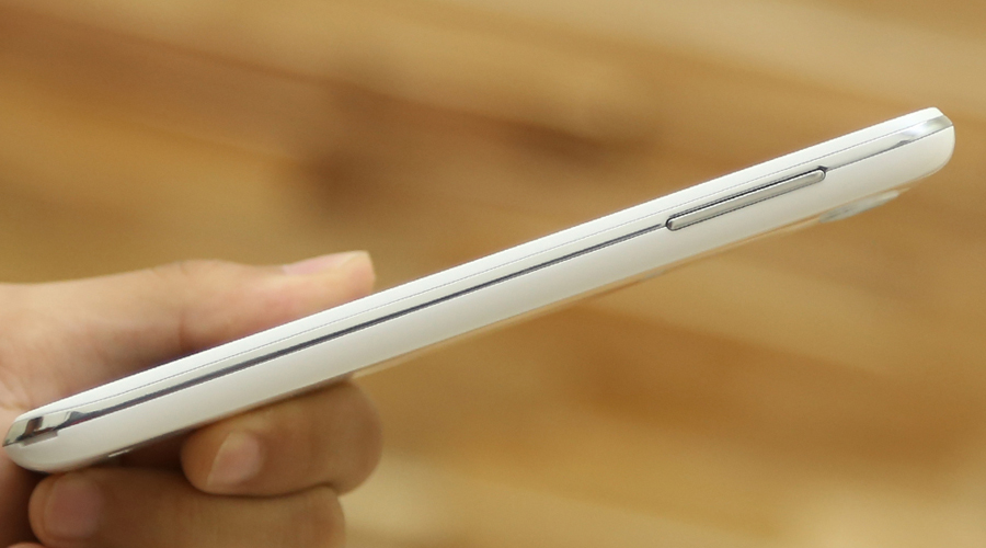 <p>Vỏ nhựa được bo tr&ograve;n nhẹ nh&agrave;ng c&ugrave;ng với đường viền mạ crom s&aacute;ng b&oacute;ng gi&uacute;p m&aacute;y chắc chắn, nổi bật v&agrave; sang trọng.</p>