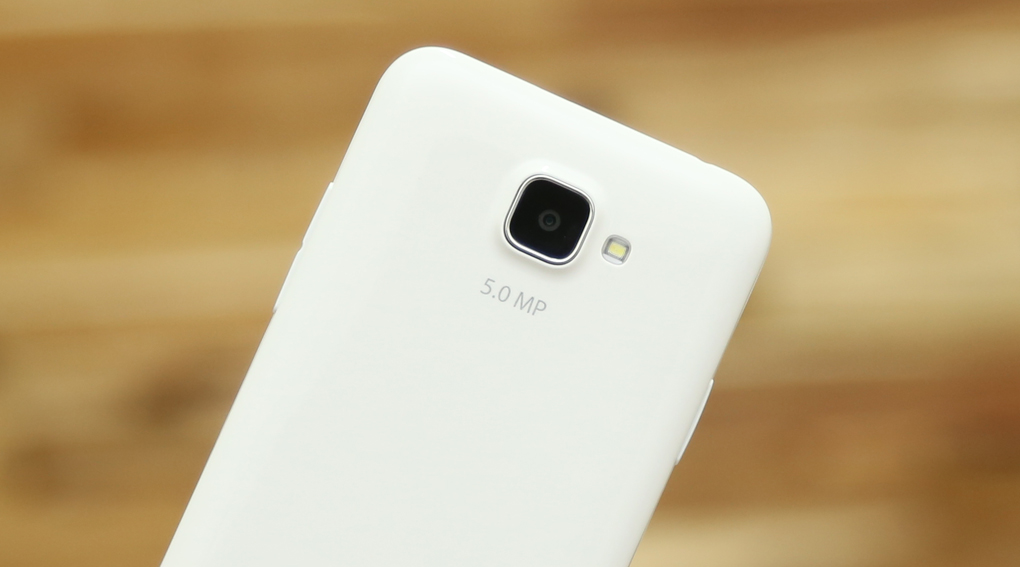 <p>Camera sau mang đậm t&iacute;nh chất giải tr&iacute; v&agrave; nghệ thuật với 5MP cho ph&eacute;p bạn quay video chuẩn HD 720p, tự động lấy n&eacute;t v&agrave; c&oacute; đ&egrave;n trợ s&aacute;ng hỗ trợ</p>