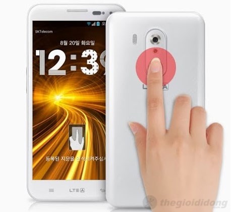 Cảm biến vân tay của Sky A880 Cảm biến vân tay của Sky A880 nằm cạnh đèn flash