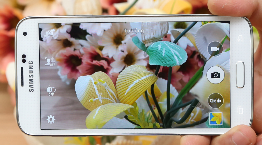 <p>Camera 16 MP lấy n&eacute;t cực nhanh gi&uacute;p ảnh c&oacute; độ n&eacute;t cao c&ugrave;ng nhiều t&ugrave;y chỉnh cho m&agrave;u sắc trung thực, ấn tượng v&agrave; gi&agrave;u cảm x&uacute;c. &nbsp;</p>