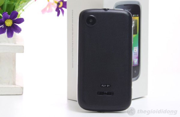 Mặt sau Q-Smart Fly 01 có độ bám cao, dễ dàng cầm nắm