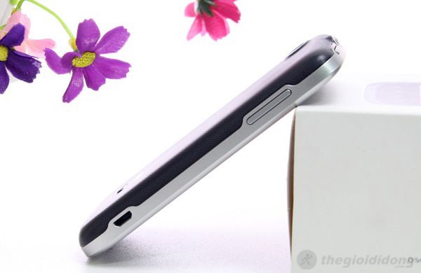 Cổng Micro USB trên Q-Smart Fly 01 giúp sạc pin và kết nối với máy tính