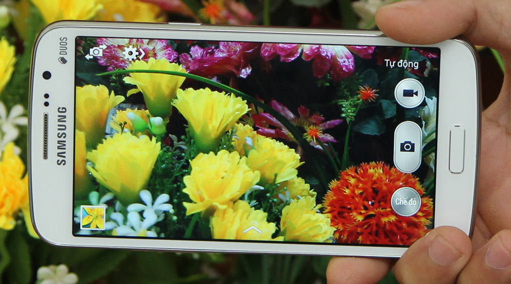 <p>Kh&ocirc;ng bỏ lỡ bất kỳ k&yacute; ức đ&aacute;ng nhớ n&agrave;o nhờ camera 8MP với nhiều t&iacute;nh năng như chống rung, nhận diện khu&ocirc;n mặt, nụ cười, lấy n&eacute;t v&agrave; chụp nhanh tức th&igrave;</p>