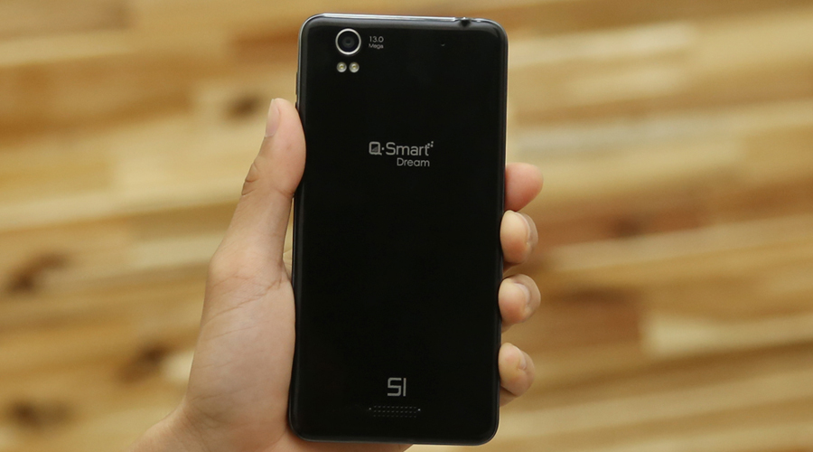 <p>Thiết kế phẳng, bo tr&ograve;n c&aacute;c g&oacute;c, mặt sau hơi cong nhẹ cho cảm gi&aacute;c cầm nắm tốt hơn</p>