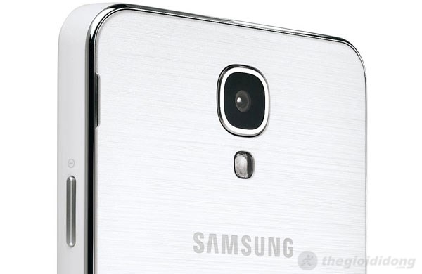 Samsung Galaxy J với camera 13MP có thể quay video 4K