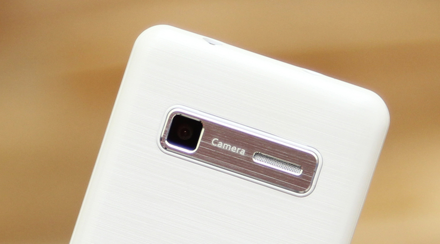 <p>Giải tr&iacute; đa phương tiện hấp dẫn như: nghe nhạc, Radio, kết nối mạng GPRS, xem video clip, chụp ảnh&hellip; hỗ trợ thẻ nhớ đến 8 GB</p>