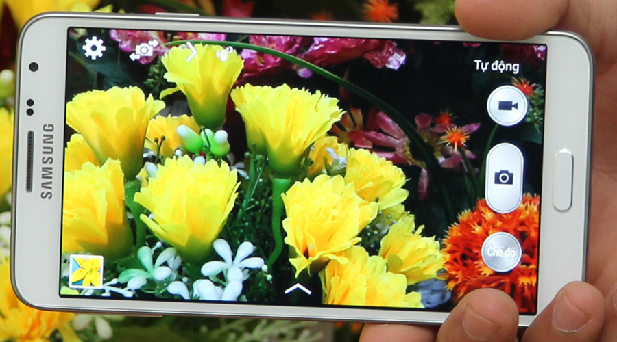 <p>Thừa hưởng những t&iacute;nh năng chụp ảnh cao cấp của Note 3 với camera 8 MP tự động lấy n&eacute;t, nhận diện khu&ocirc;n mặt, nhận diện nụ cười v&agrave; khả năng chống rung</p>