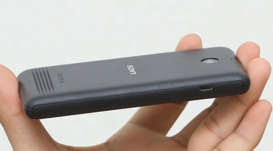 <p>Thiết kế bo tr&ograve;n mềm mại gi&uacute;p m&aacute;y nhỏ gọn trong l&ograve;ng b&agrave;n tay. Ph&iacute;m nguồn đặc trưng của Sony tạo điểm nhấn sang trọng v&agrave; gi&uacute;p bạn dễ d&agrave;ng thao t&aacute;c.</p>