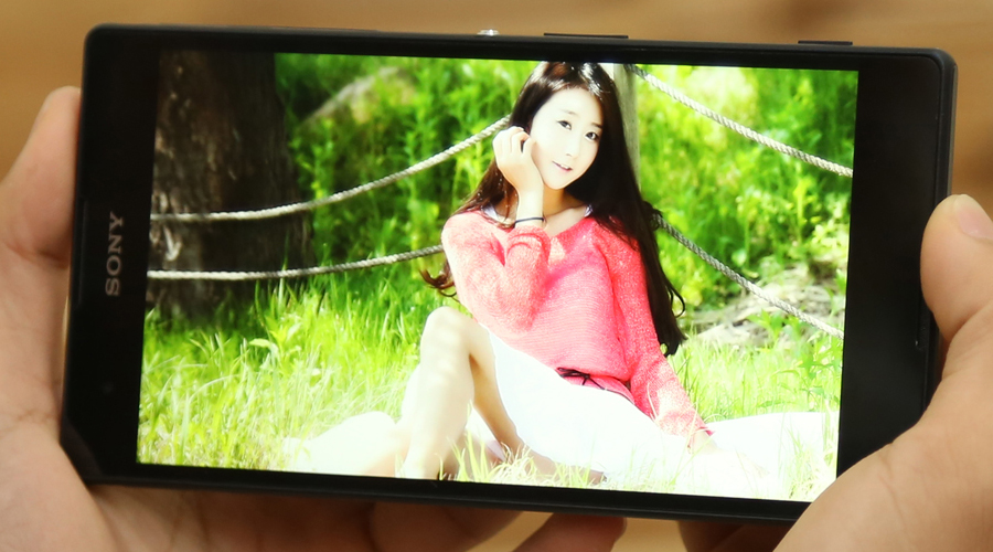 <p>Thưởng thức những bộ phim bom tấn, game h&agrave;nh động đầy l&ocirc;i cuốn tr&ecirc;n m&agrave;n h&igrave;nh 6 inch rực rỡ nhờ c&ocirc;ng nghệ TV Sony BRAVIA</p>