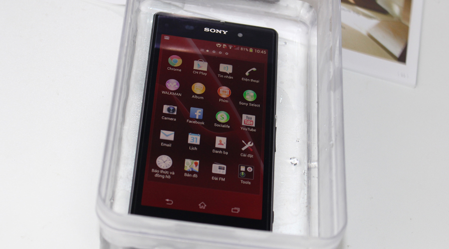 <p>Khả năng chống nước ấn tượng gi&uacute;p m&aacute;y vẫn hoạt động bền bỉ khi d&ugrave;ng dưới trời mưa, bị đổ c&agrave; ph&ecirc; l&ecirc;n m&aacute;y hay chụp ảnh dưới nước đầy s&aacute;ng tạo</p>