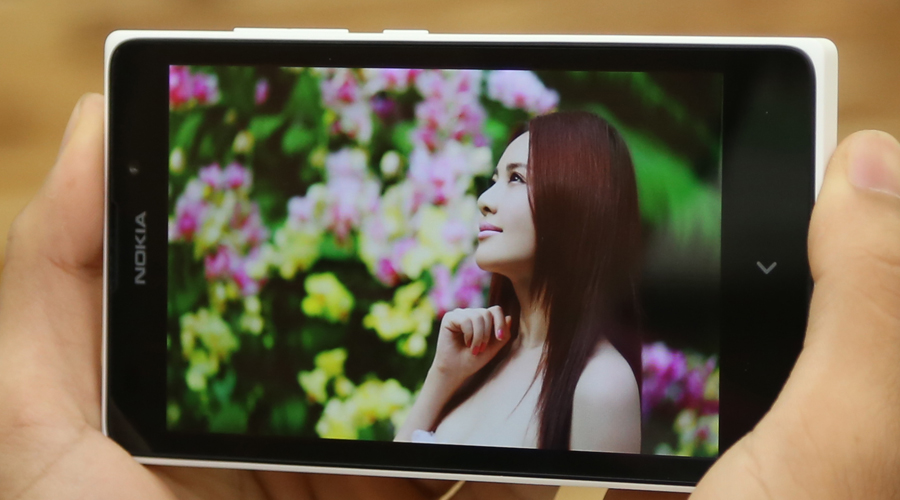 <p>M&agrave;n h&igrave;nh lớn 5 inch cảm ứng mượt m&agrave;, sử dụng tấm nền IPS cho g&oacute;c nh&igrave;n rộng v&agrave; chống ch&oacute;i, dễ d&agrave;ng sử dụng ngo&agrave;i trời.</p>