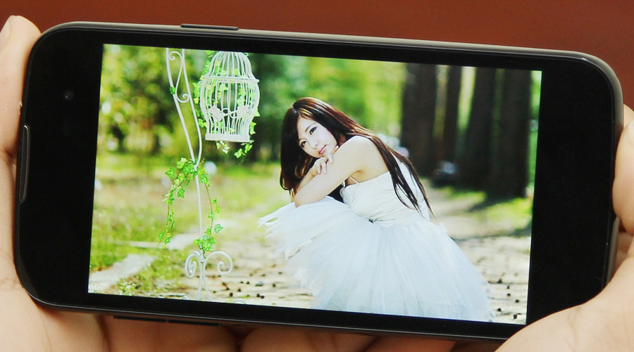 <p>Đ&atilde; mắt với m&agrave;n h&igrave;nh 4.5 inch tấm nền IPS hiển thị sắc n&eacute;t, gi&agrave;u m&agrave;u sắc, g&oacute;c nh&igrave;n rộng v&agrave; chống lo&aacute; mang đến m&agrave;n tr&igrave;nh diễn kh&aacute; nổi bật, ấn tượng</p>