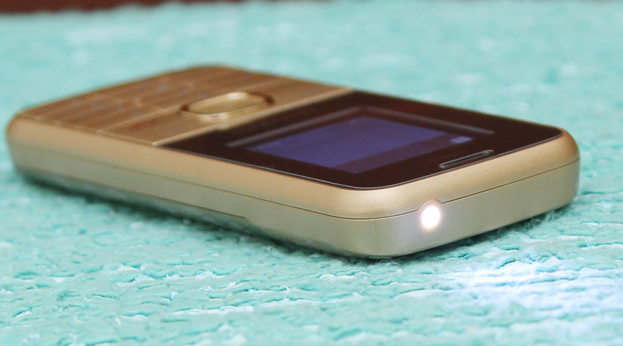 <p>T&iacute;ch hợp c&aacute;c t&iacute;nh năng như: nghe nhạc giải tr&iacute;, Radio cập nhật tin tức, đ&egrave;n pin tiện lợi, camera VGA&hellip; M&aacute;y hỗ trợ thẻ nhớ ngo&agrave;i 8 GB</p>