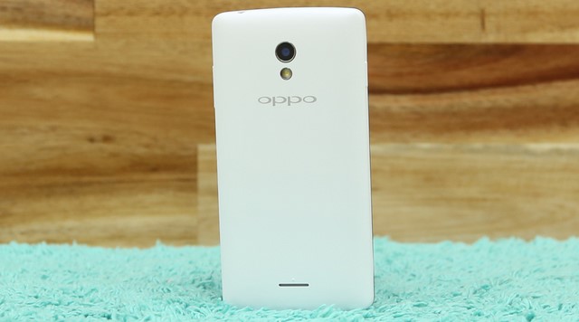 Mặt sau máy có Camera chính, ngay bên dưới là đèn LED Flash, logo OPPO….