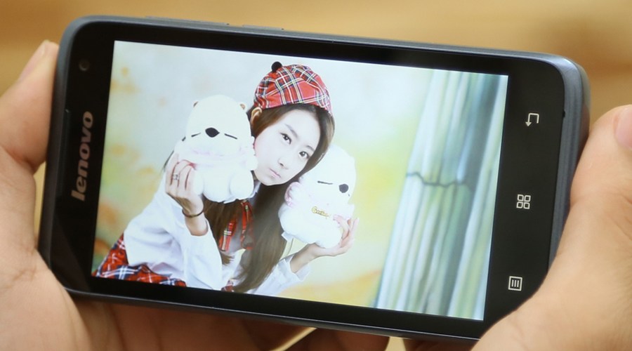 <p>M&agrave;n h&igrave;nh 4.5 inch rộng r&atilde;i, hiển thị sắc n&eacute;t, độ s&aacute;ng cao gi&uacute;p h&igrave;nh ảnh trung thực. Tấm nền IPS c&oacute; khả năng chống ch&oacute;i gi&uacute;p bạn d&ugrave;ng m&aacute;y ngo&agrave;i trời dễ d&agrave;ng hơn.</p>