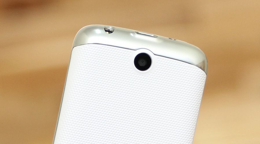 <p>Mặt sau m&aacute;y l&agrave; lớp vỏ nh&aacute;m với c&aacute;c đường v&acirc;n nhuyễn, chống trầy xước gi&uacute;p m&aacute;y mạnh mẽ, lịch l&atilde;m. M&aacute;y nhỏ gọn trong long b&agrave;n tay nhờ kh&aacute; nhỏ gọn</p>