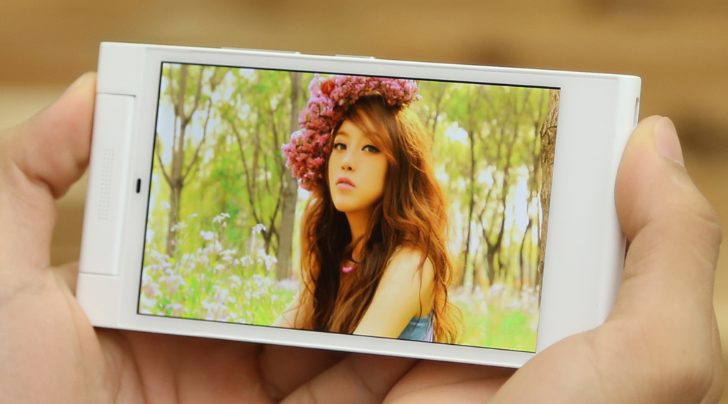 <p>Xem phim v&agrave; lướt web thoải m&aacute;i hơn với m&agrave;n h&igrave;nh HD 4.7 inch g&oacute;c nh&igrave;n rộng, tương cường độ s&aacute;ng gi&uacute;p h&igrave;nh ảnh hiển thị sắc n&eacute;t, mịn m&agrave;ng, gi&agrave;u chi tiết</p>