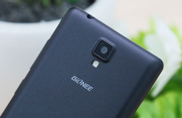 Camera sau 5 MP với đèn flash led Gionee Pioneer P4 chip lõi tứ 1.3GHz và 2 camera
