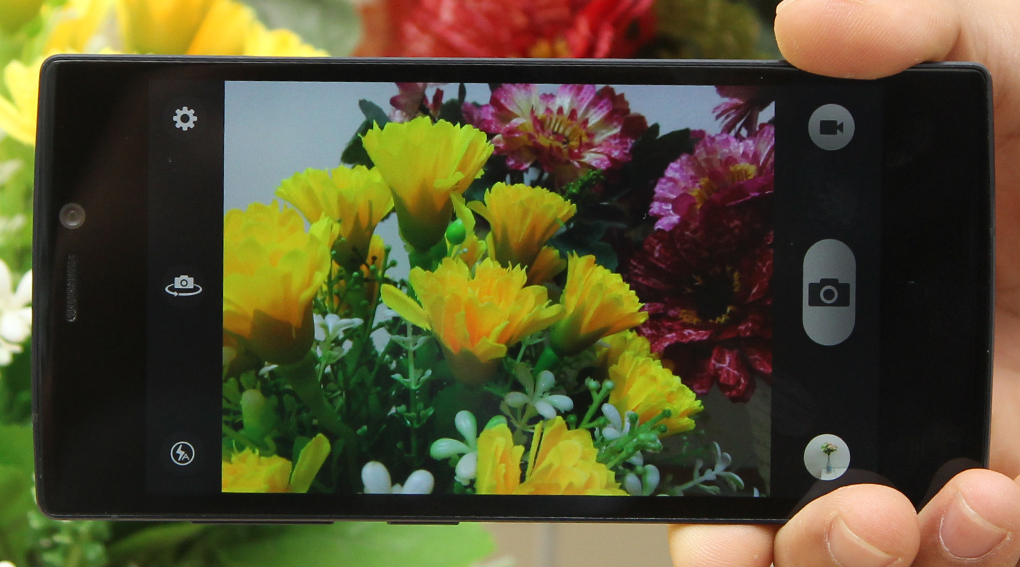 <p>M&aacute;y t&iacute;ch hợp camera sau 13 MP v&agrave; camera trước 5 MP mang đến ảnh chụp chất lượng cao, sắc n&eacute;t, gi&agrave;u m&agrave;u sắc</p>