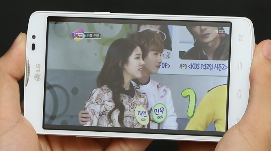 <p>M&agrave;n h&igrave;nh 5 inch, c&ocirc;ng nghệ IPS cho g&oacute;c nh&igrave;n rộng đến 178 độ, chống ch&oacute;i hiệu quả, hiển thị sắc n&eacute;t v&agrave; trung thực</p>