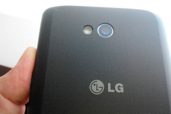 Camera giúp bạn lưu giữ mọi khoảnh khắc LG L80 camera 5mp