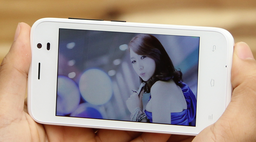 <p>M&agrave;n h&igrave;nh 4 inch nhỏ gọn hiển thị 16 triệu m&agrave;u nhỏ gọn, cảm ứng nhạy</p>