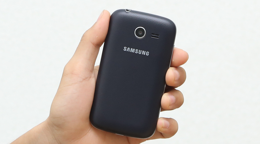 <p>Thiết kế v&acirc;n da cao cấp tạo n&ecirc;n mặt lưng nh&aacute;m, gi&uacute;p bạn cầm nắm sản phẩm chắc chắn, dễ d&agrave;ng sử dụng bằng một tay.</p>