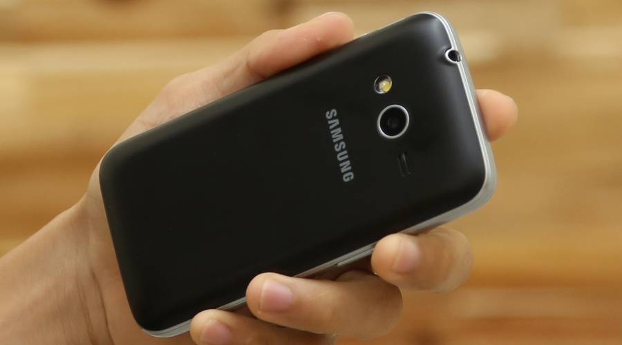 <p>Thiết kế trẻ trung với c&aacute;c g&oacute;c được bo tr&ograve;n mềm mại. Mặt lưng v&acirc;n da, đường viền giả kim loại sang trọng, chắc chắn</p>