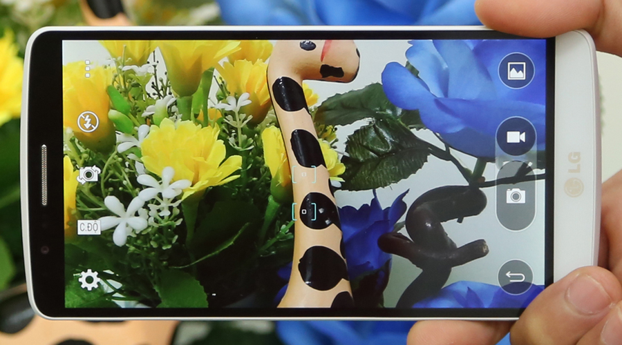 <p>Camera 13 MP hỗ trợ quay phim 4K, chống rung quang học, lấy n&eacute;t bằng tia laser gi&uacute;p chụp ảnh nhanh, độ n&eacute;t cao, m&agrave;u sắc h&agrave;i h&ograve;a, kể cả khi chụp ảnh đ&ecirc;m</p>