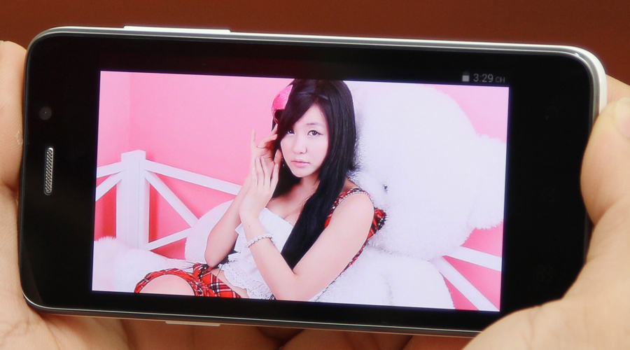 <p>M&agrave;n h&igrave;nh 4 inch, c&ocirc;ng nghệ AMOLED cho chất lượng h&igrave;nh ảnh tuyệt vời, sắc n&eacute;t, gi&agrave;u m&agrave;u sắc rực rỡ</p>